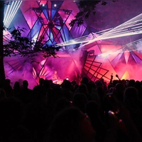Auch in diesem Jahr wird wieder mit aufwändigen Licht- und Laser-Effekten gearbeitet. Das Foto entstand bei der Auflage 2025. (Archivbild: Johannes Zimmermann)