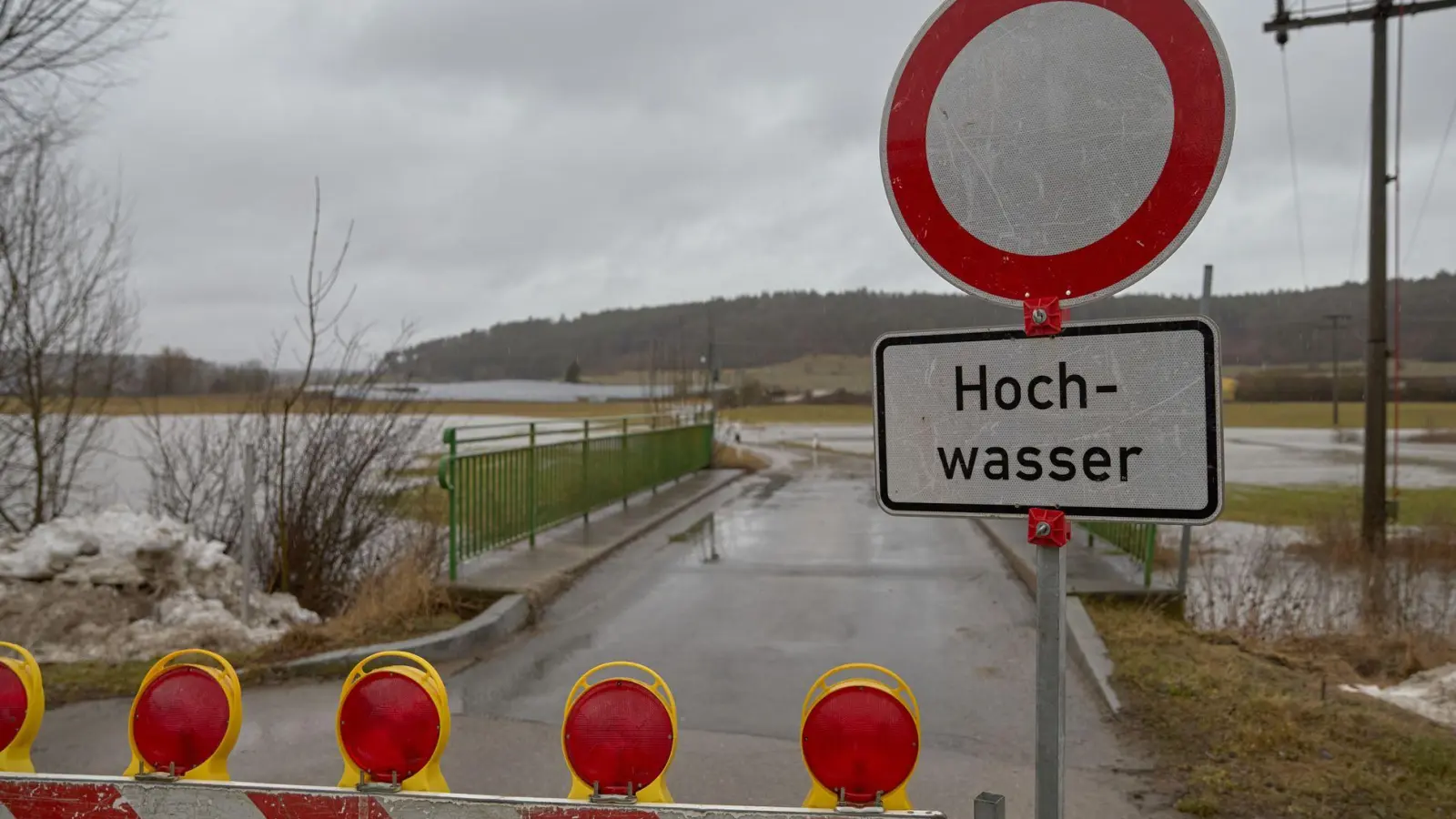 Viel Regen und milde Temperaturen lassen den Schnee schmelzen - und Flüsse und Bäche steigen. (Archivbild) (Foto: Tizian Gerbing/dpa)