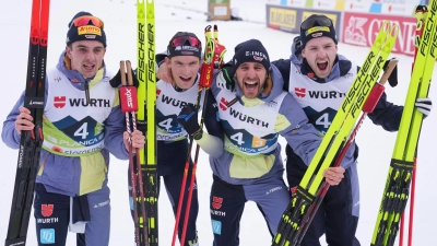 Die deutsche Langlauf-Staffel holte Bronze. (Foto: Matthias Schrader/AP)