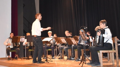 Das 13-köpfige Akkordeonorchester unter Leitung von Theo Meyer setzte bei der Langen Nacht der Demokratie in Feuchtwangen ein musikalisches Ausrufezeichen. (Foto: Erich Herrmann)