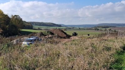 70 Flak-Sprengkörper aus dem Zweiten Weltkrieg jagte ein Sprengkommando auf der Deponie zwischen Unternesselbach und Altheim in die Luft. (Foto: Johannes Zimmermann )