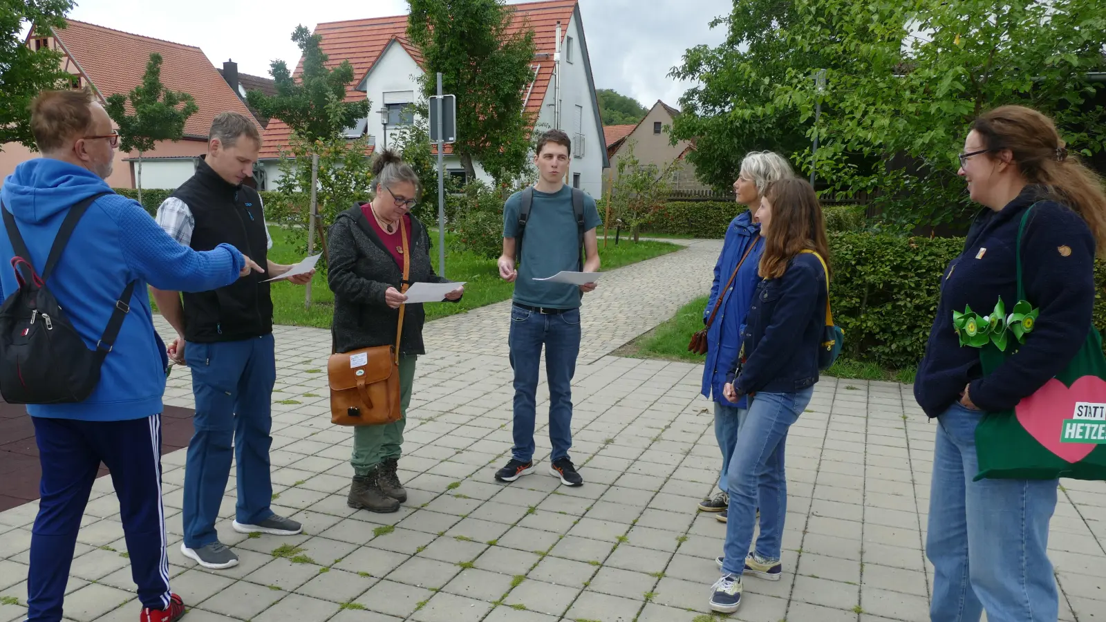 Kathrin Feindert (Dritte von links) und Felix Gerstner (Mitte) führten beim Hitzespaziergang durch Burgbernheim. (Foto: Helmut Meixner)