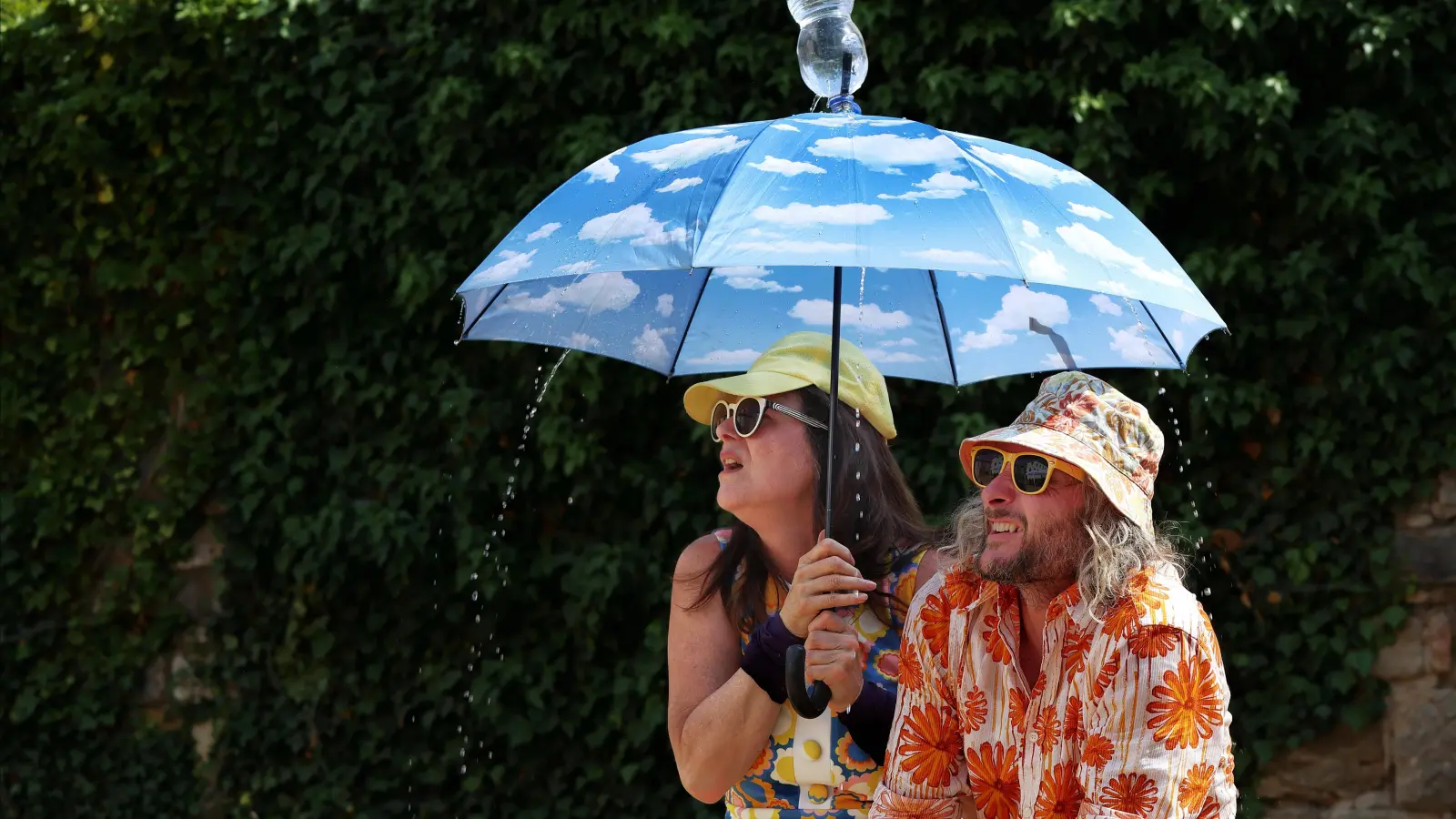 Und plötzlich regnet es. Vorbei das Picknick – eine Szene mit Nicole Weißbrodt und Peter Neutzling aus „Mücke macht Picknick” am Toppler-Theater. (Foto: Thomas Wirth)