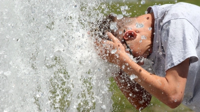 Die neue Woche bringt Hitze mit sich. Wasser kann Abkühlung schaffen. (Symbolbild: Wolfgang Kumm/dpa)