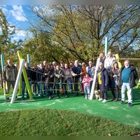 Der neue Spielplatz im Schlossgraben wurde gestern im Beisein vieler Gäste eingeweiht. Da der Rollrasen noch anwachsen muss, bleibt das Areal voraussichtlich bis Ende November gesperrt. (Foto: Mirko Fryska)