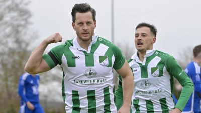 Schlägt Burgoberbach nach Alesheim letzte Woche nun auch Weißenburg? Wenn es nach Michael Weiß (links) geht, dann bestimmt. Hier jubelt er mit Gianni Böttcher über sein 1:0 gegen Alesheim. (Foto: Martin Rügner)