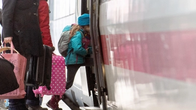 Sommerferien im Anmarsch: Die Bahn verkauft Familientickets zum Festpreis – ein Kind muss mitfahren, bis zu zwei Erwachsene dürfen mit. (Foto: Zacharie Scheurer/dpa-tmn)