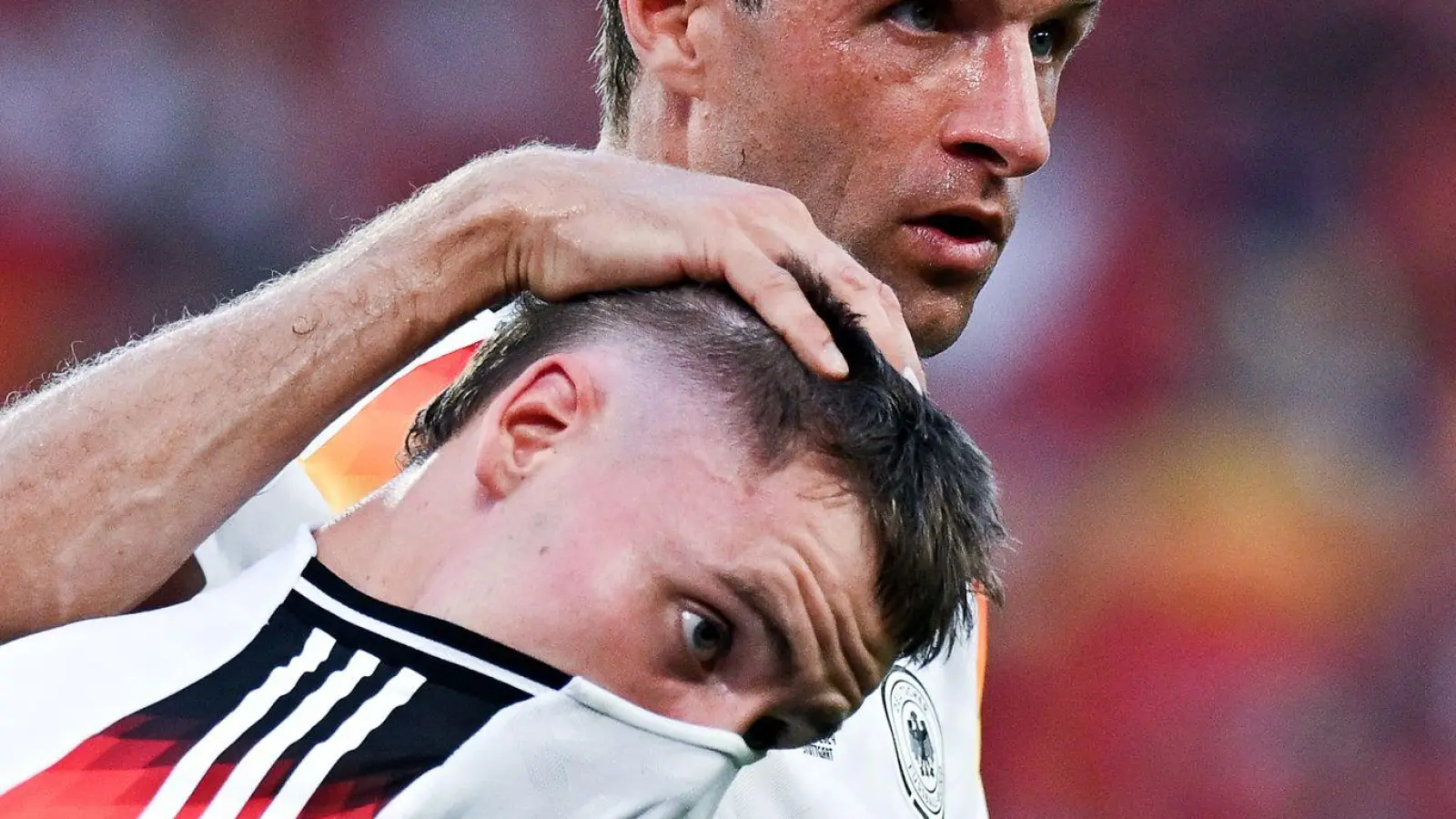 Müller (hinten) hat eine klare Meinung zum Wirtz-Wechsel in die englische Liga. (Archivbild) (Foto: Marijan Murat/dpa)