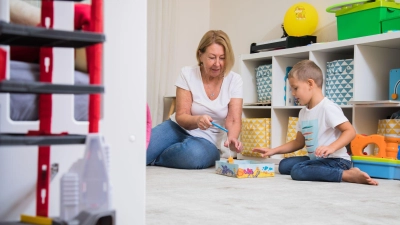 Ferienzeit: Wenn die Großeltern bei der Kinderbetreuung einspringen, können die Kosten dafür in vielen Fällen von der Steuer abgesetzt werden. (Foto: Christin Klose/dpa-tmn)