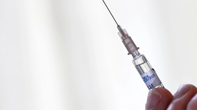 Die Grippeimpfung holt man sich einmal im Jahr im Herbst (Symbolbild).  (Foto: Jens Kalaene/dpa-Zentralbild/dpa)