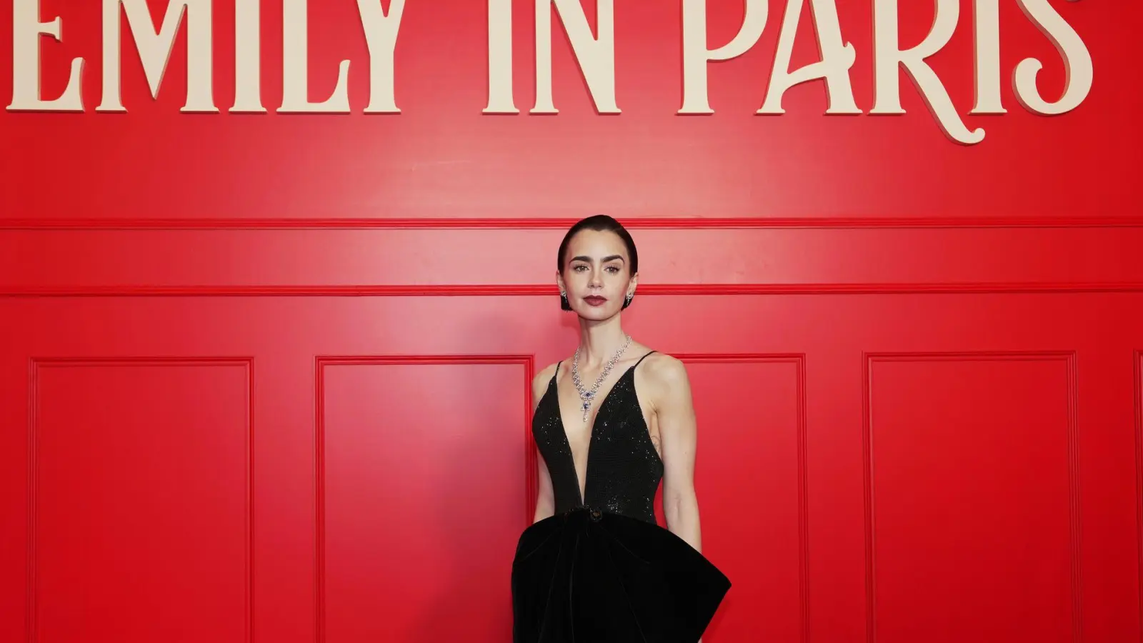 Was Emily (Lily Collins) in der letzten Staffel wohl erleben wird? (Archivbild) (Foto: Aurelien Morissard/AP/dpa)