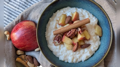 Der Milchreis ist mit Apfel, Zimt und Nüssen getoppt und eignet sich sowohl als Hauptspeise als auch als Dessert.  (Foto: Doreen Hassek/hauptstadtkueche.blogspot.com/dpa-tmn)
