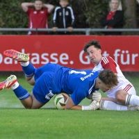 Beim Saisoneröffnungsspiel riskierte Torhüter Max Baumgärtner Kopf und Kragen, um mit Aufsteiger SV Arberg gegen die Spfr Dinkelsbühl (in Weiß Marco Wegert) bestehen zu können. (Foto: Martin Rügner)