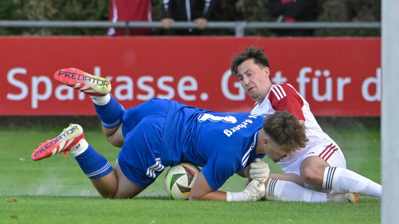 Beim Saisoneröffnungsspiel riskierte Torhüter Max Baumgärtner Kopf und Kragen, um mit Aufsteiger SV Arberg gegen die Spfr Dinkelsbühl (in Weiß Marco Wegert) bestehen zu können. (Foto: Martin Rügner)