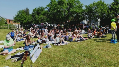 Auch mit einem Kindergottesdienst begingen die Schornweisacher das Festwochenende. Bei bestem Wetter schauten viele vorbei und bestaunten die Zaubertricks von MädSchick. (Foto: Jaqueline Kellermann)