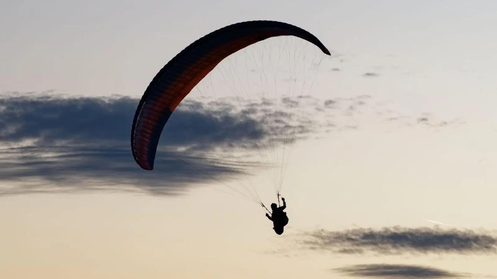 Ein Gleitschirmflieger musste von der Bergwacht aus einem Baum befreit werden. (Symbolbild) (Foto: Uwe Anspach/dpa)