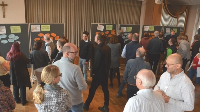 Kennenlernen und sich austauschen standen neben den Informationen über das künftige neue Dekanat im Mittelpunkt der Synode im Evangelischen Bildungszentrum auf dem Hesselberg. (Foto: Peter Tippl)
