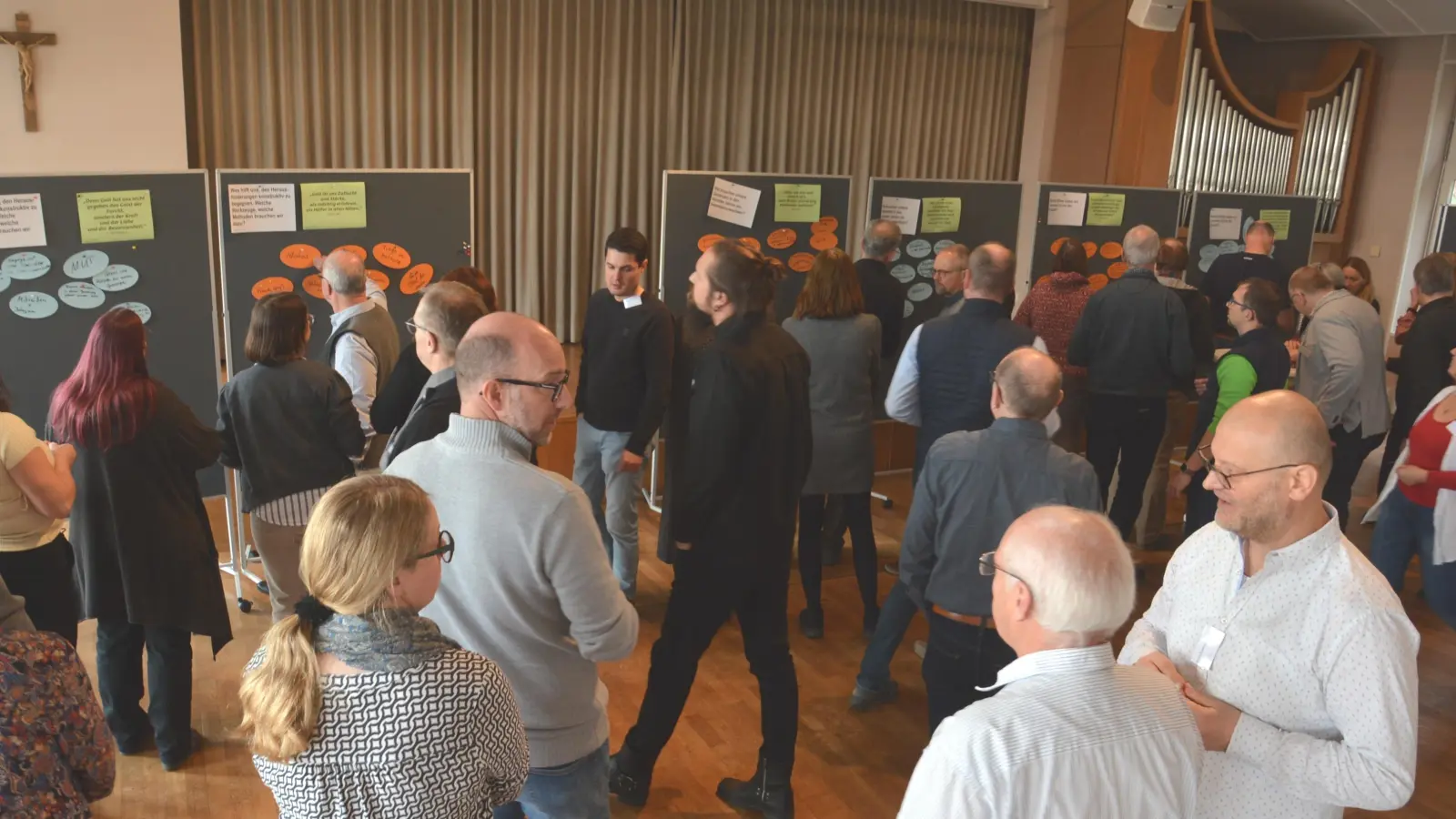 Kennenlernen und sich austauschen standen neben den Informationen über das künftige neue Dekanat im Mittelpunkt der Synode im Evangelischen Bildungszentrum auf dem Hesselberg. (Foto: Peter Tippl)