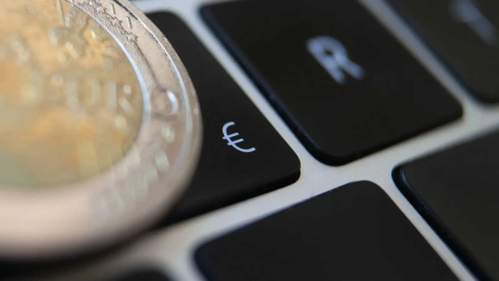 Ein Stablecoin koppelt seinen Wert an stabile Vermögenswerte, um Kursschwankungen zu vermeiden. (Symbolbild) (Foto: Karl-Josef Hildenbrand/dpa)