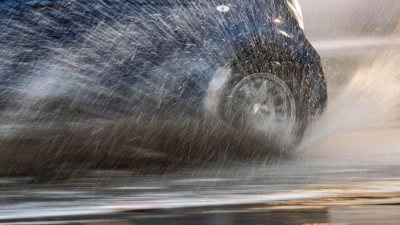 Wenn´s nass ist, sollte man das Tempo anpassen. An diese Regel haben sich mehrere Autofahrer nicht gehalten - mit bösen Folgen. (Symbolbild: Frank Rumpenhorst/dpa)