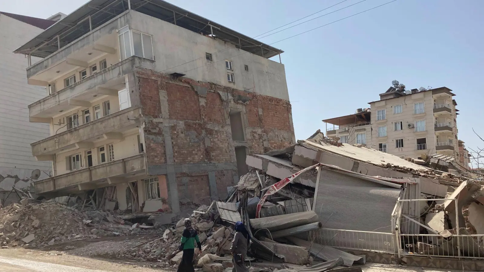 Zerstörte Häuser im türkischen Ort Kirikhan nahe der syrischen Grenze. (Foto: Johannes Sadek/dpa)