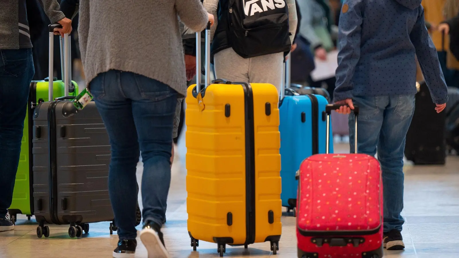 Nach zuletzt gestiegenen Buchungen verunsichert die verschärfte Corona-Infektionslage nun wieder die Urlauber. Tourismus und Luftverkehr blicken dennoch optimistisch auf den kommenden Sommer. (Foto: Monika Skolimowska/dpa-Zentralbild/dpa)