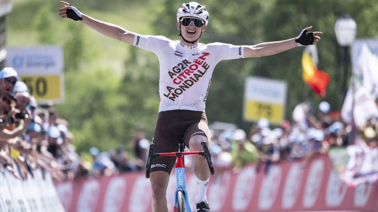 Felix Gall aus Österreich hat bei der Tour de Suisse überraschend das Gelbe Trikot übernommen. (Foto: Gian Ehrenzeller/KEYSTONE/dpa)