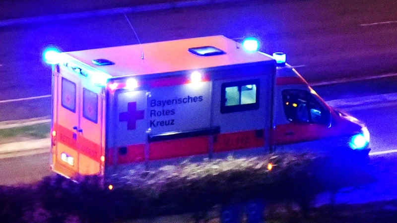 Der leicht verletzte Junge wurde vom Rettungsdienst ins Krankenhaus gebracht. (Symbolbild: James Edward Albright Jr.)