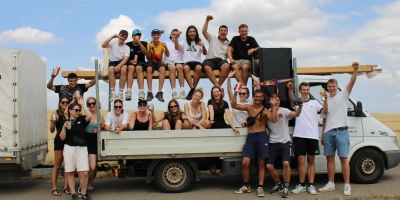 Trotz der langen Wartezeit ist bei den meisten Fans auf dem Weg zum Festival-Campingplatz die Stimmung gut. (Foto: Constantin Prosch)