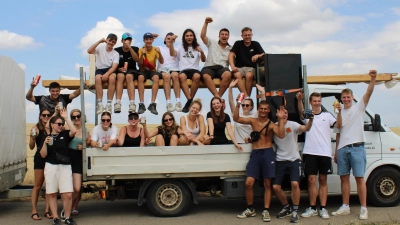 Trotz der langen Wartezeit ist bei den meisten Fans auf dem Weg zum Festival-Campingplatz die Stimmung gut. (Foto: Constantin Prosch)