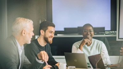 Vorbereitung hilft: Ein kurzer, klarer Pitch, den man regelmäßig übt, kann die Nervosität vor Selbstvorstellungen deutlich reduzieren. (Foto: Zacharie Scheurer/dpa-tmn)