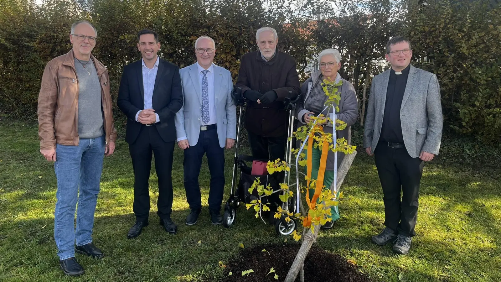 Freuten sich über die erfolgreiche Pflanzaktion (von links): Pfarrer Thorsten Wolff, Bürgermeister Sven Waidmann, der CSU-Landtagsabgeordnete Helmut Schnotz, das Ehepaar Hans G. und Rosemarie Christoph vom ProSeniorenPakt Bayern und Pfarrer Laurent Koch. (Foto: Johannes Flierl)