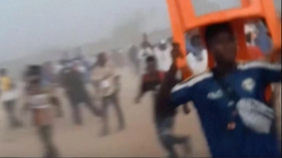 Bei einer Massenpanik in einem Fußballstadion in Guinea kamen 56 Menschen ums Leben. (Foto: Uncredited/Nimba Sports Zaly/AP/dpa)