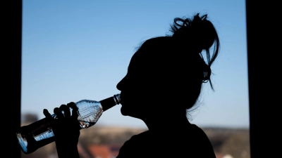 Frauen gehören zu jenen Gruppen, die eher mehr statt weniger trinken. (Foto: Silas Stein/dpa)