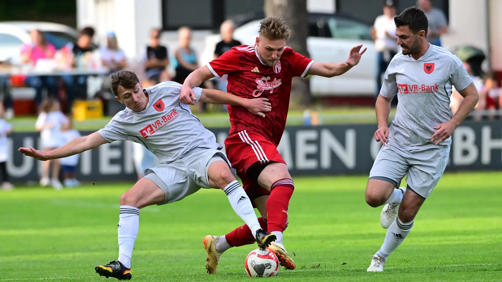 Die Aufkirchner Vitus Reichert (links) und Jannis Jüttner (rechts) mussten auf der Hut sein. Hier wird der Zirndorfer Torjäger Christoph Vornehm gerade noch gestoppt. (Foto: Alexander Schlierf/Sportfoto Zink)