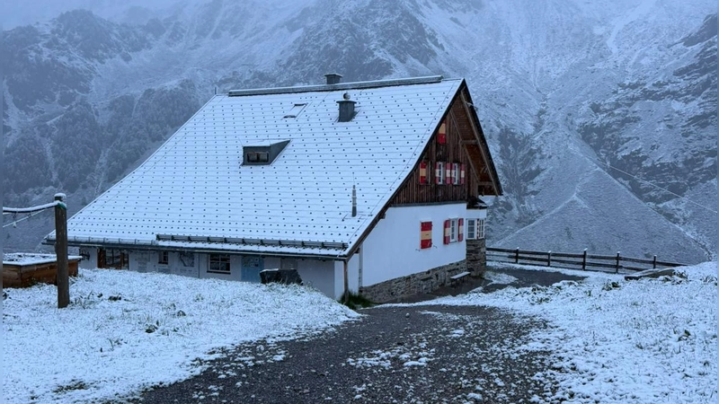 Kurz vor dem Start in die Sommersaison präsentierte sich die Potsdamer Hütte noch überzuckert. (Foto: DAV Dinkelsbühl)