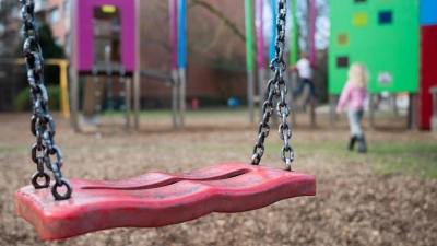 In Kempten durften Kinder bis zehn Jahre nur in Begleitung von Eltern oder älteren Jugendlichen auf den Spielplatz. Das ist nicht zulässig, sagen Verfassungsrichter. (Symbolbild) (Foto: Julian Stratenschulte/dpa/dpa-tmn)