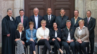 Sechs Männer und sechs Frauen haben mit Pfarrer Helmut Spaeth in Bad Windsheim ihre Goldene Konfirmation gefeiert. (Foto: Fotostudio Heckel/Hope Ehrenschwender-Irrgang)