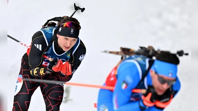 Justus Strelow (l) blieb fehlerfrei am Schießstand. (Foto: Hendrik Schmidt/dpa)