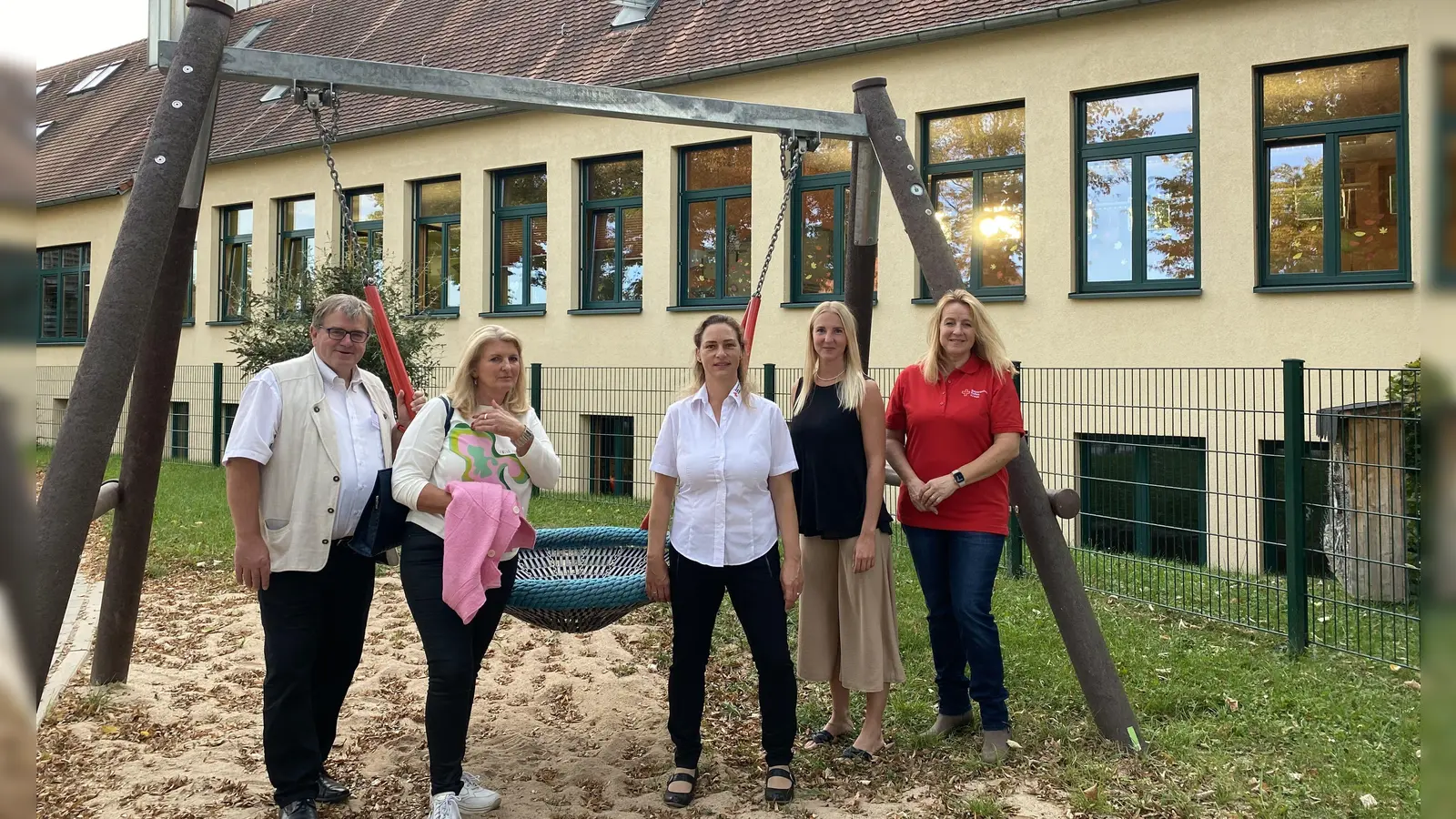 Das war erst im Oktober 2023, als man zu einem Tag der offenen Tür die letzte Erweiterung von 75 auf 100 Plätze öffentlich präsentierte. Durch einen Anbau sollen jetzt noch einmal 75 weitere Plätze entstehen. Von links BRK-Vorsitzender Harry Scheuenstuhl, Markt Erlbachs Bürgermeisterin Dr. Birgit Kreß und das Leitungsteam des Hortes. (Archivbild: Simone Hajek)