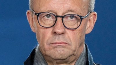 So richtigen Grund zur Freude hat Merz derzeit nicht. Innen- wie außenpolitisch stehen er und seine Bundesregierung vor gewaltig großen Herausforderungen.  (Foto: Peter Kneffel/dpa)