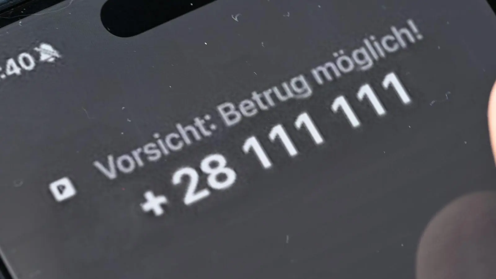 Oh, vielleicht Betrüger? Dann lieber nicht rangehen oder gleich blockieren. Viele Telefone warnen auch schon vor eventuell betrügerischen Anrufen - so wie hier bei einem Test von Netzanbieter Vodafone im Jahr 2025. (Foto: Wolf von Dewitz/dpa)