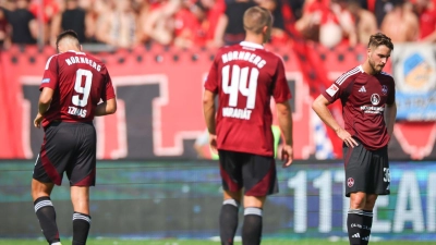 Frust pur bei den Spielern des 1. FC Nürnberg. (Foto: Daniel Karmann/dpa)