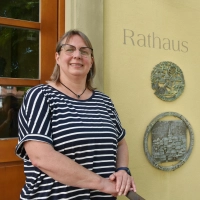 Bürgermeisterin Karin Schirmer wurde zur ersten Bürgermeisterin von Markt Nordheim gewählt. Gerne stellte sie sich zu den beiden Auszeichnungen, welche die Gemeinde 2007 erhalten hatte: Bundessieger und Landessieger im Wettbewerb „Unser Dorf soll schöner werden, unser Dorf hat Zukunft”. (Foto: Anita Dlugoß)