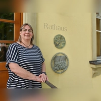 Bürgermeisterin Karin Schirmer wurde zur ersten Bürgermeisterin von Markt Nordheim gewählt. Gerne stellte sie sich zu den beiden Auszeichnungen, welche die Gemeinde 2007 erhalten hatte: Bundessieger und Landessieger im Wettbewerb „Unser Dorf soll schöner werden, unser Dorf hat Zukunft”. (Foto: Anita Dlugoß)
