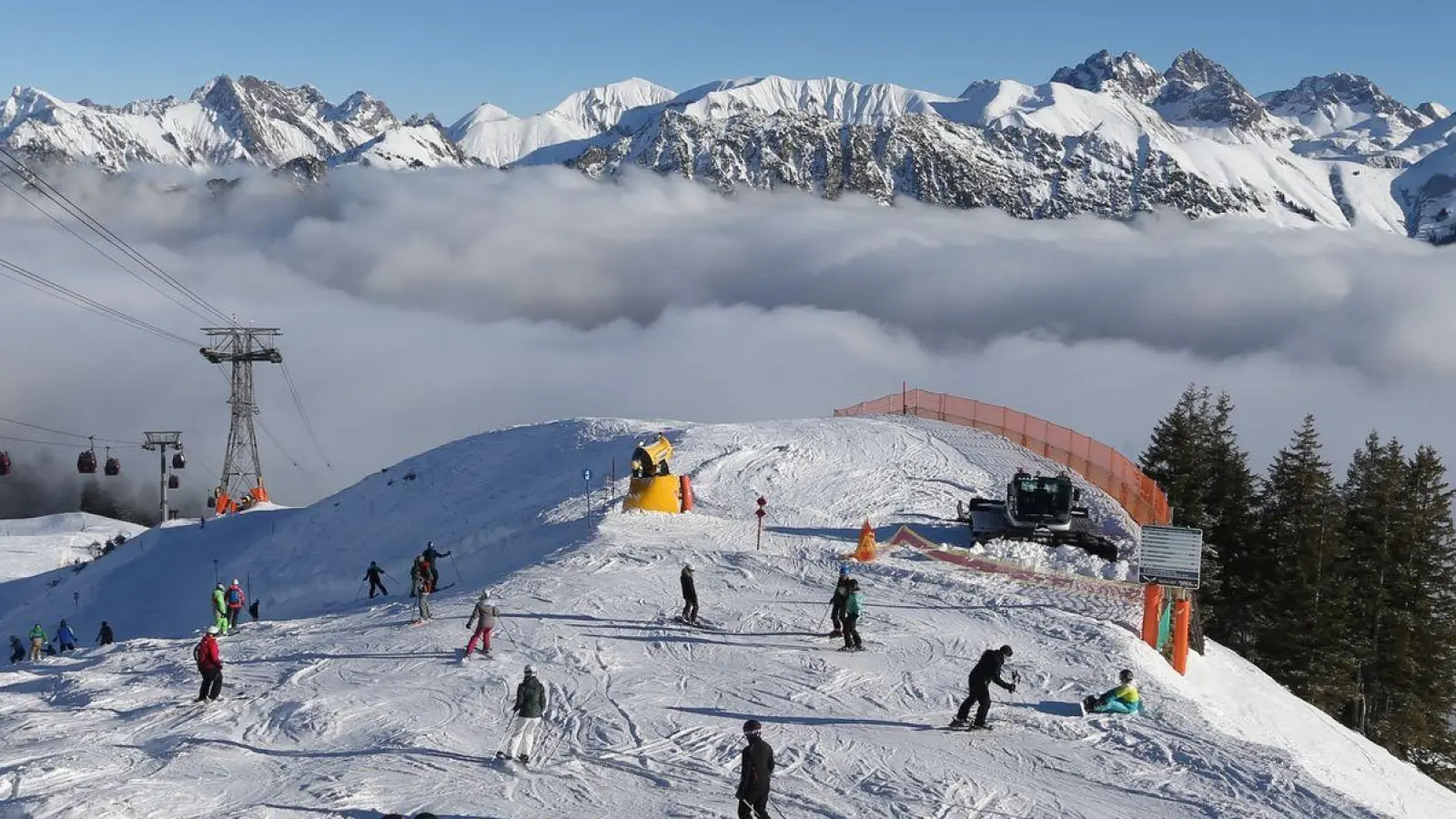 Wintersportler fahren auf dem Fellhorn über den Wolken im Sonnenschein. (Foto: Karl-Josef Hildenbrand/dpa/Archivbild)