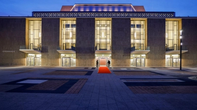 Die Kölner Oper und das Schauspielhaus sind am Donnerstagabend nach 14 Jahren Sanierung wiedereröffnet worden.  (Foto: Thomas Banneyer/dpa)