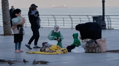 Im Libanon treibt der Krieg erneut Hunderttausende Menschen aus ihren Wohngebieten. (Foto: Bilal Hussein/AP/dpa)