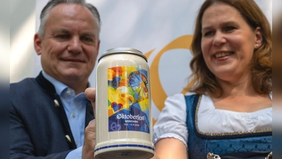 Scharpf, neuer Bierkrug und Dietl. (Foto: Peter Kneffel/dpa)