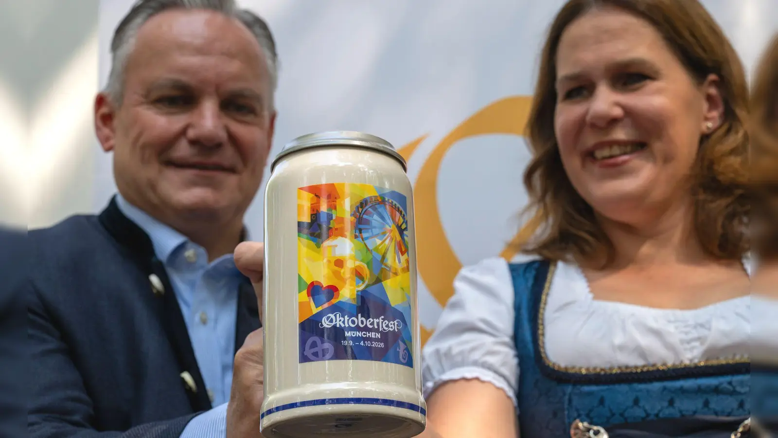 Scharpf, neuer Bierkrug und Dietl. (Foto: Peter Kneffel/dpa)
